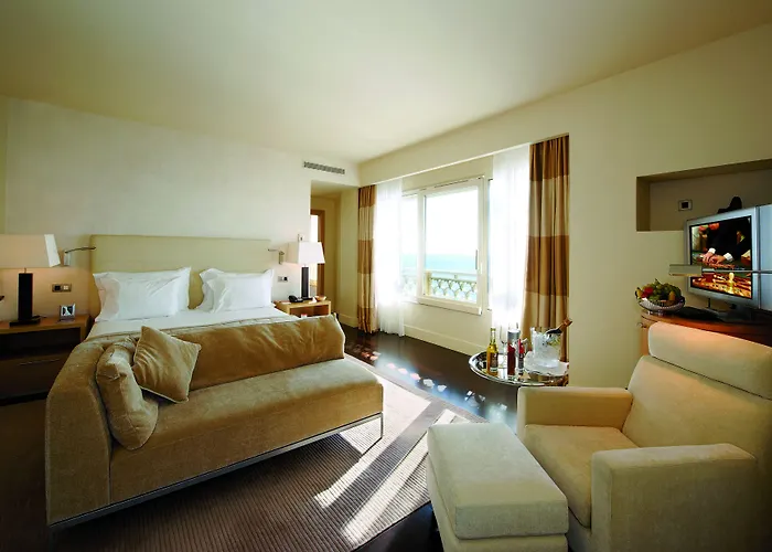Hotell Monte-carlo Bay & 4*